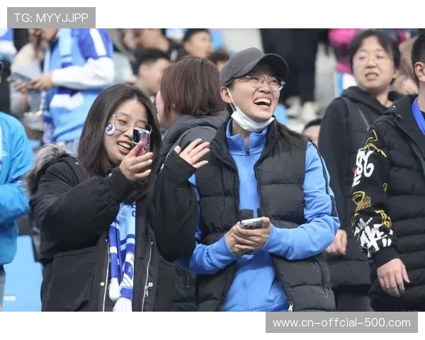 球迷看台高喊“来点真格的”,轻松气氛缓解比赛紧张 球迷看台高喊“来点真格的”,轻松气氛缓解比赛紧张