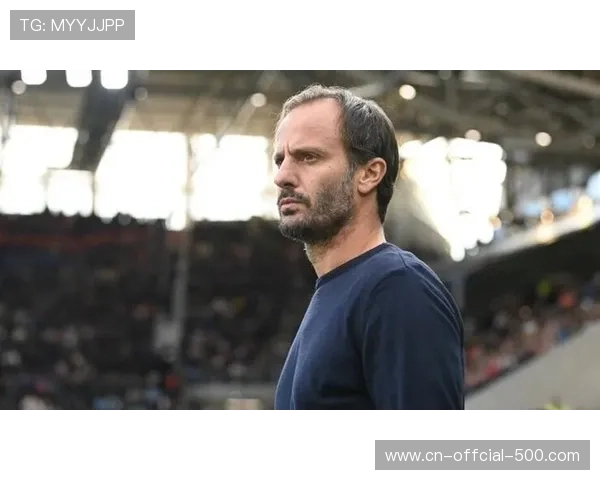 吉拉迪诺场边凝神，保级战压力下的教练缩影