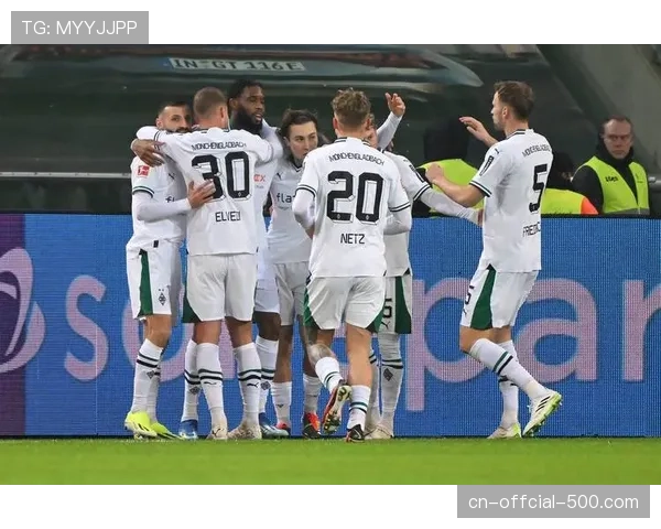 海登海姆主场对阵奥格斯堡因球迷投掷杂物中断比赛15分钟